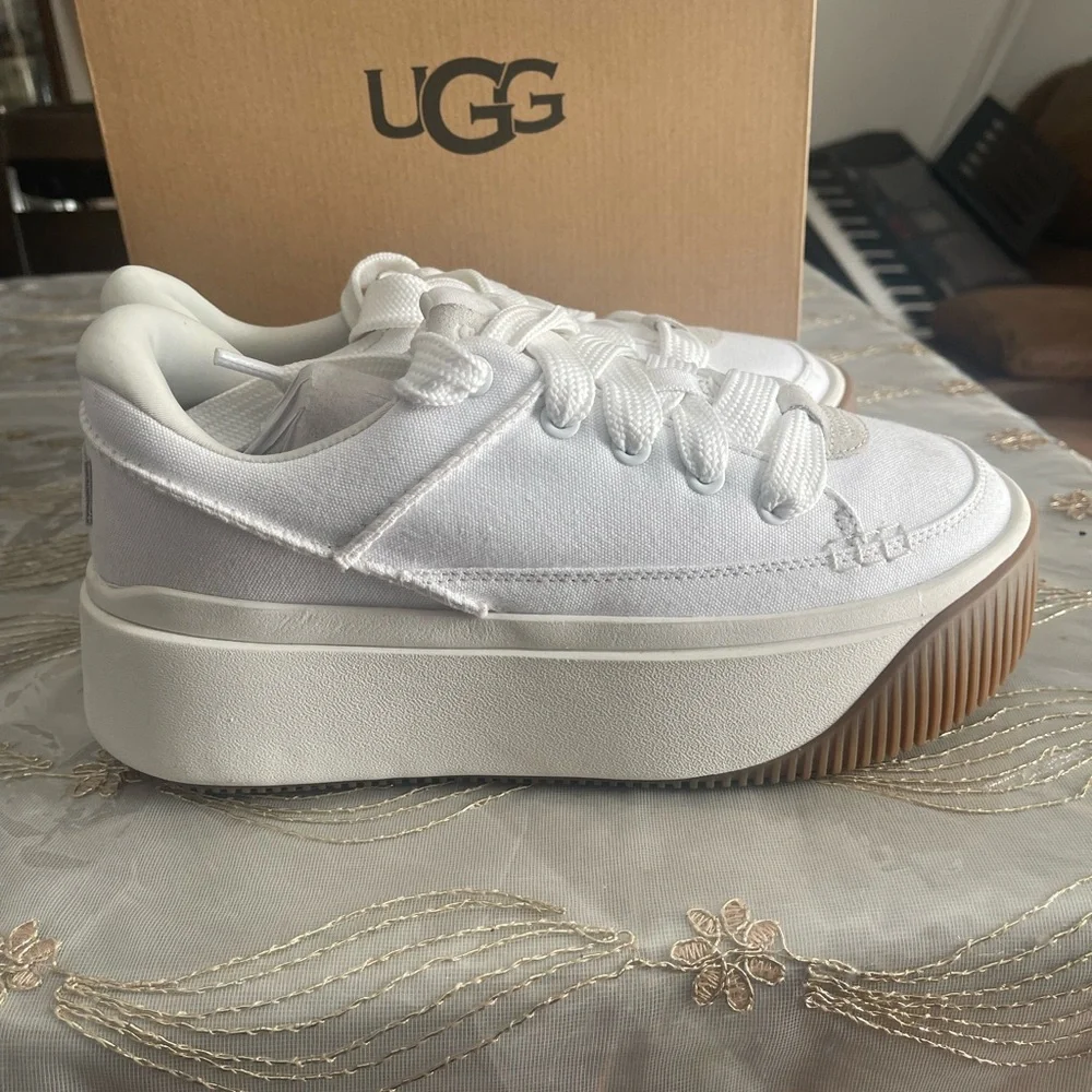 UGG women’s EZ-duzzit lace up platform sneakers size 9.5